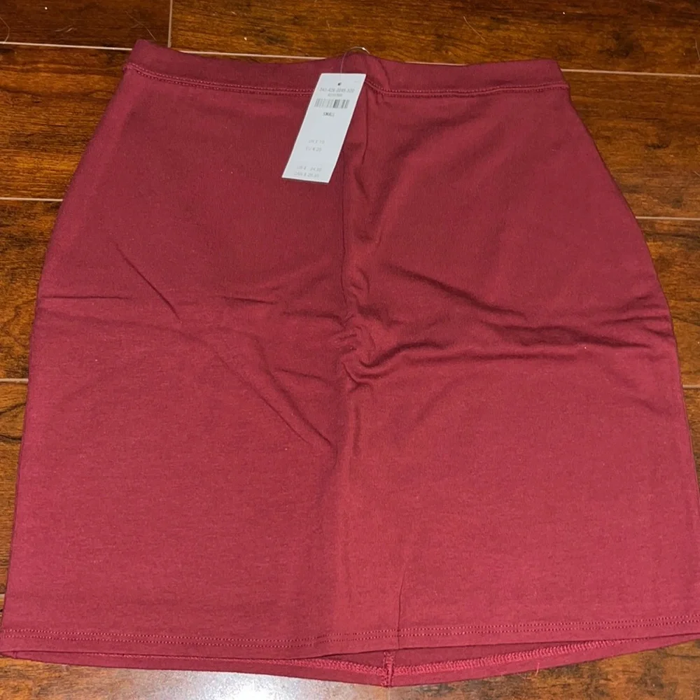 Burgundy skirt - Picture 1 of 4